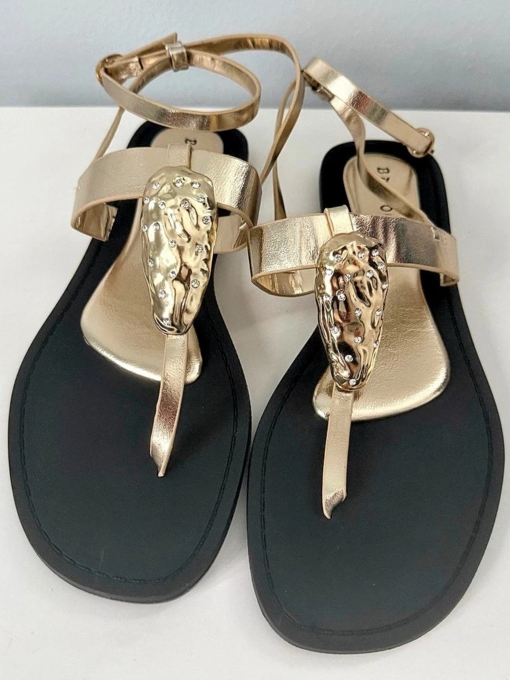 Bamboo Jolene Metallic Medallion Sandals Gold & Black US 8 1/2
